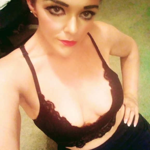 Meet your Posher, Jennifer Lewis - Picture 4 of 4